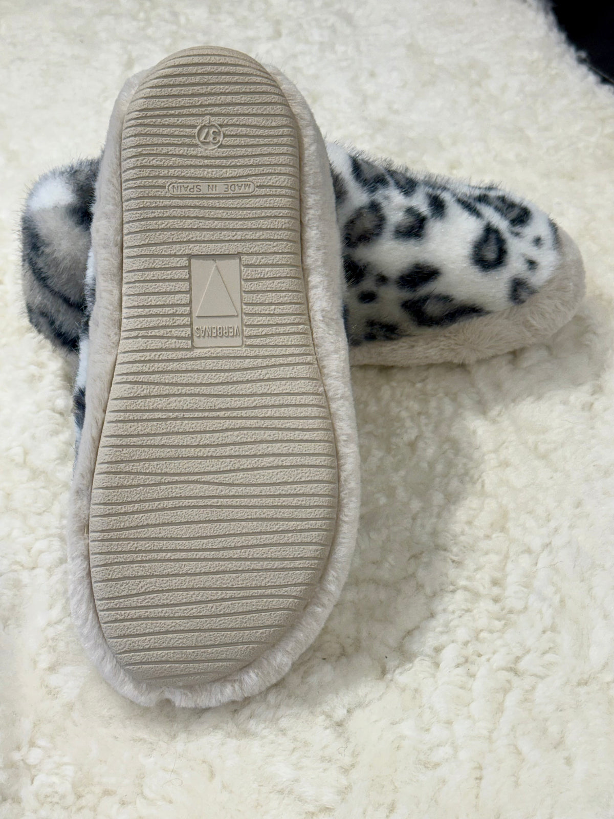 Yecla Leopard Faux Fur Slippers Grey