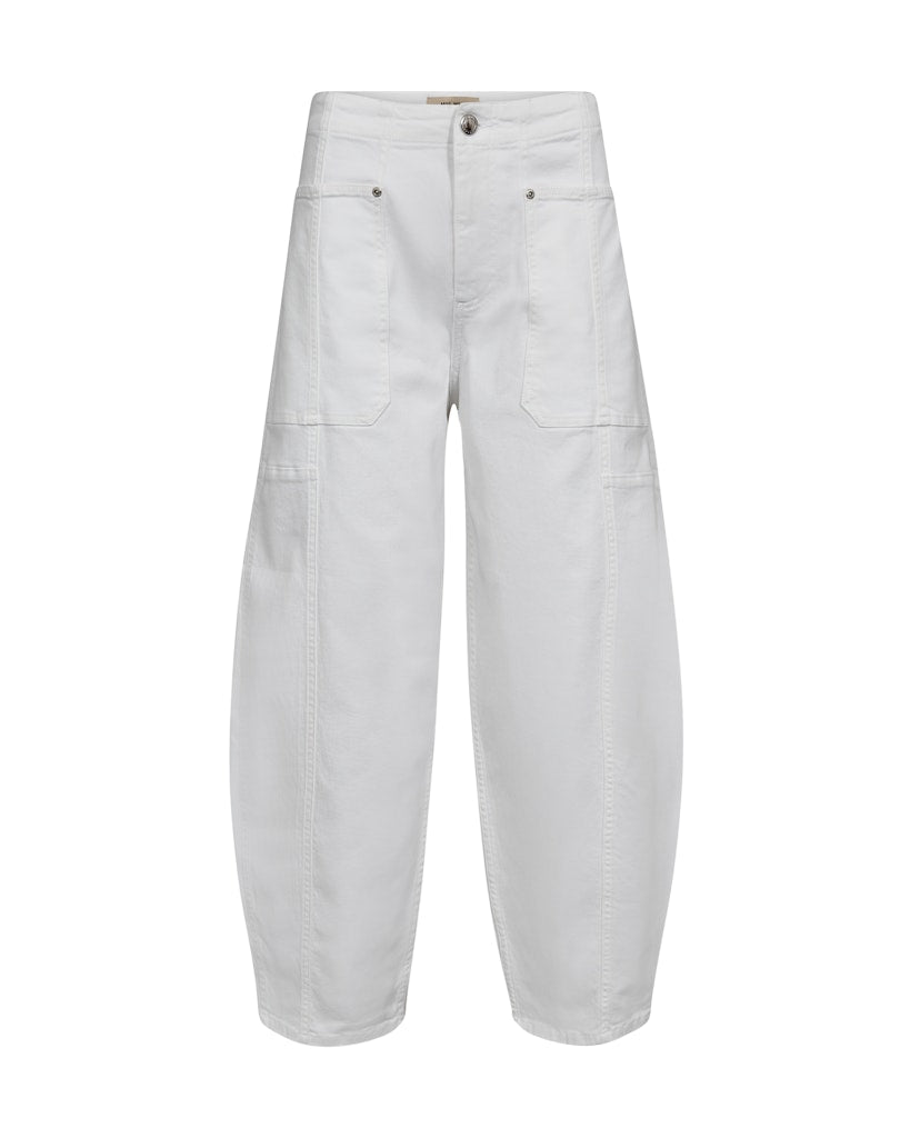 white barrel shape jeans