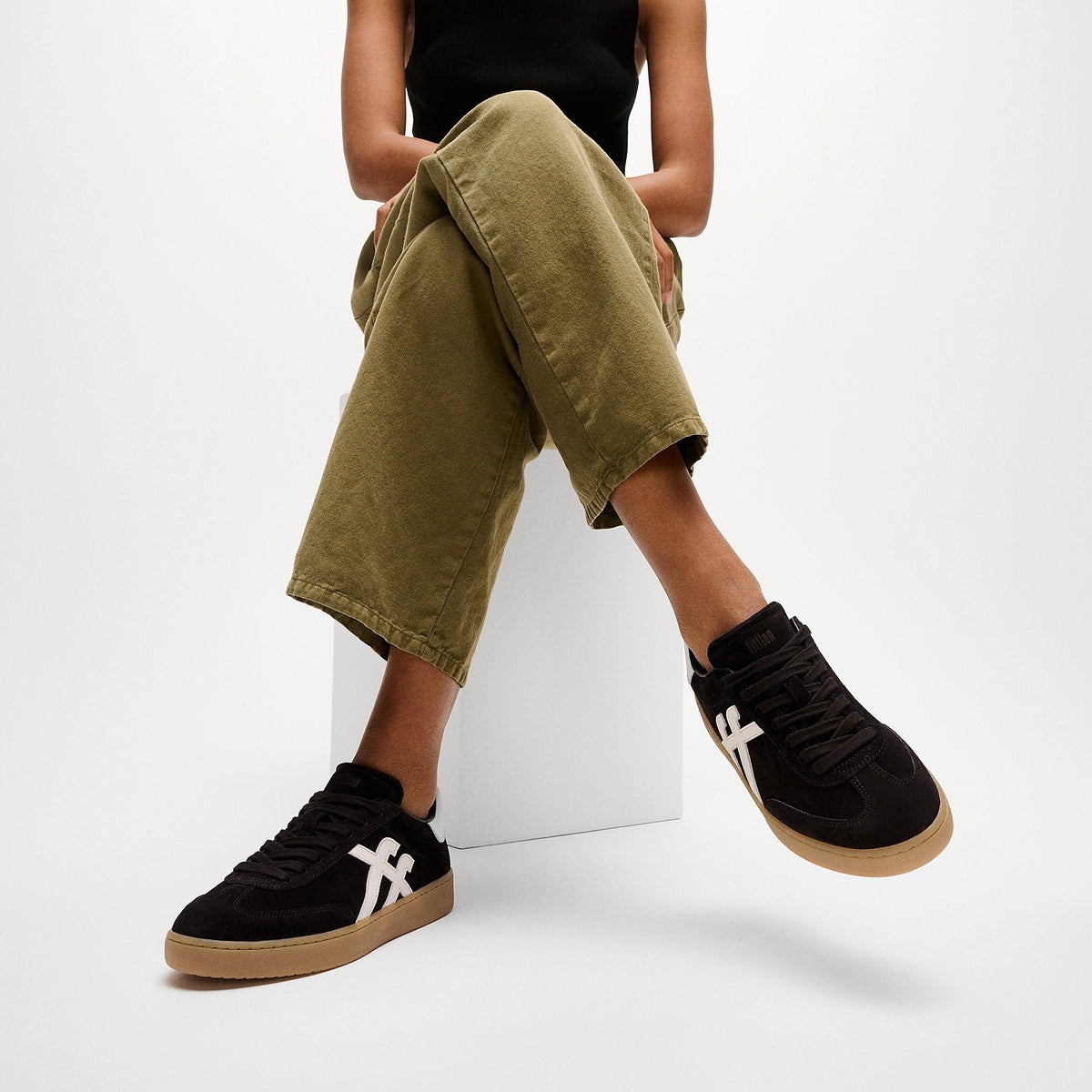 The Dash T Toe Suede Trainer Black